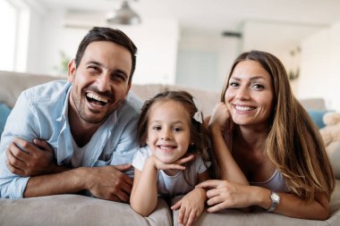Mutlu aile eğleniyor evde zaman
