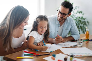 Mutlu aile eğleniyor evde zaman