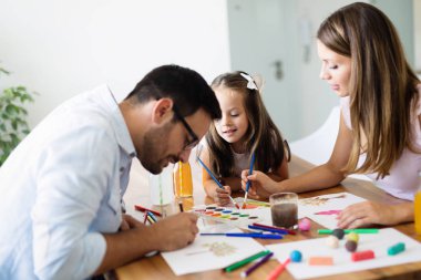 Mutlu aile eğleniyor evde zaman