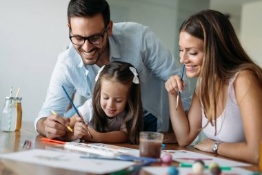 Mutlu aile eğleniyor evde zaman
