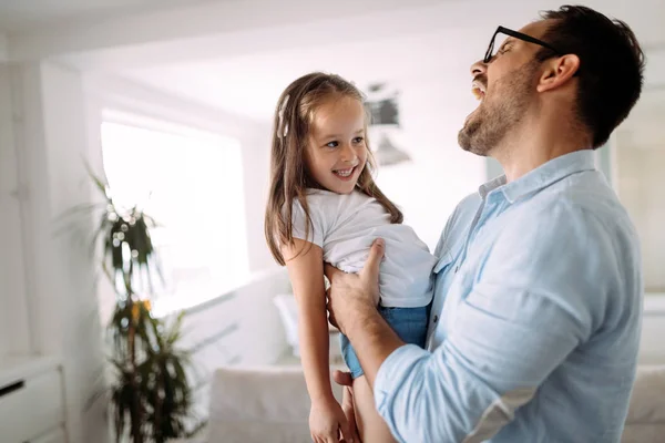 Familia Feliz Divirtiéndose Juntos Casa —  Fotos de Stock