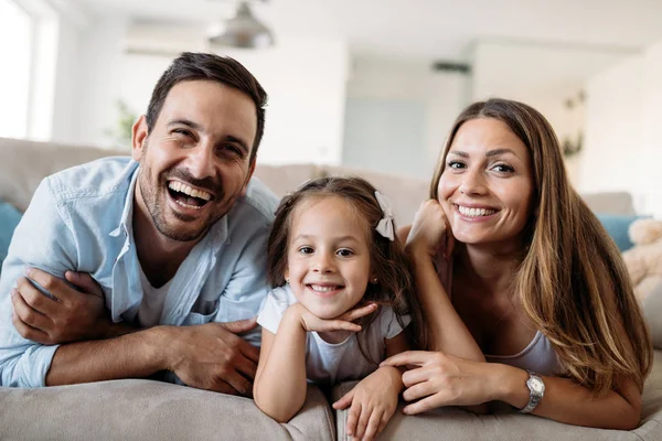 Lycklig familj ha kul tid hemma — Stockfoto