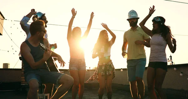 Grupo Amigos Disfrutando Fiesta Amigos Divirtiéndose Fiesta Azotea — Foto de Stock