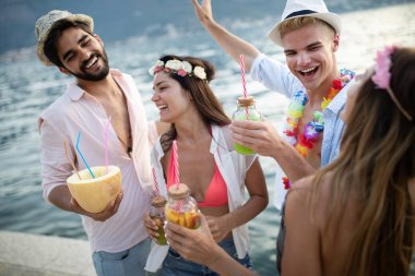 Yaz, tatil, tatil ve mutluluk kavramı. Birlikte eğlenen arkadaş grubu