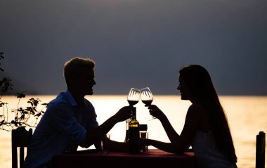 Genç çift deniz sahilinde romantik bir akşam geçirir.