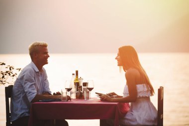 Genç çift deniz sahilinde romantik bir akşam geçirir.