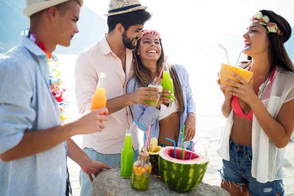 Fiesta Verano Grupo Amigos Playa Bebiendo Divirtiéndose — Foto de Stock