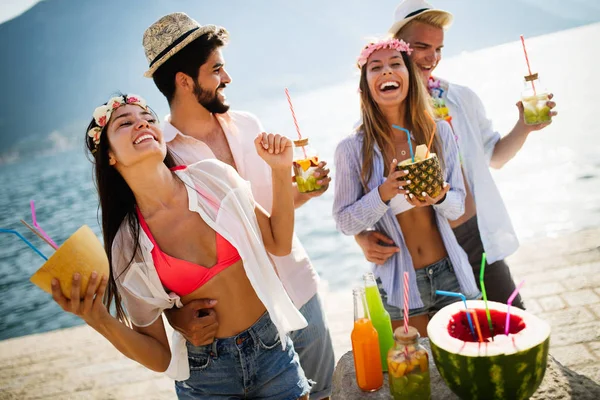 Grupo Amigos Divirtiéndose Fiesta Verano — Foto de Stock