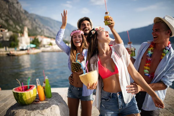 Szczęśliwa Grupa Przyjaciół Bawiąca Się Plaży Pijąc Koktajl Zachodzie Słońca — Zdjęcie stockowe