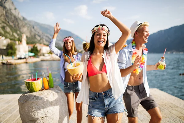 Fiesta Verano Grupo Amigos Playa Bebiendo Divirtiéndose — Foto de Stock