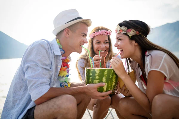 Fiesta Verano Grupo Amigos Playa Bebiendo Divirtiéndose — Foto de Stock