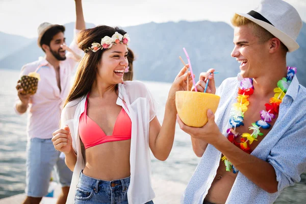 Vänner Som Har Kul Och Festar Stranden Sommar Semester Musik — Stockfoto