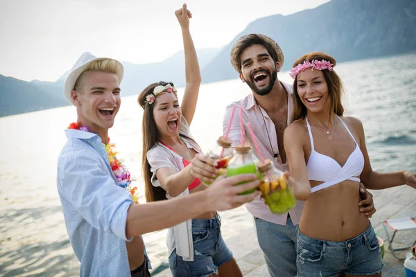 Fiesta Verano Grupo Amigos Playa Bebiendo Divirtiéndose —  Fotos de Stock