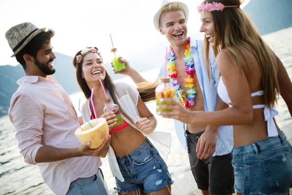 Jóvenes Divertidos Disfrutando Del Verano Playa — Foto de Stock