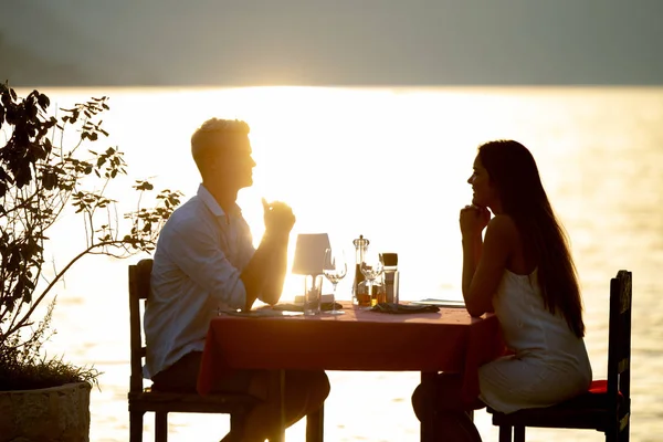 Felice coppia la sera d'estate avendo cena romantica all'aperto — Foto Stock