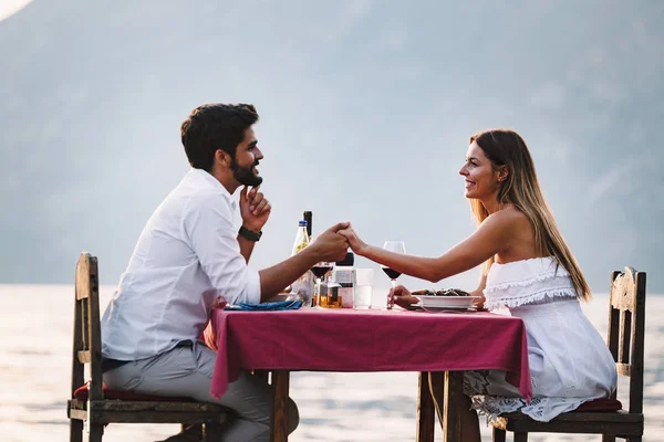 Glückliches Junges Paar Sommerabend Beim Romantischen Abendessen Freien — Stockfoto