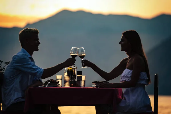 Gelukkig Jong Paar Zomeravond Met Romantisch Diner Buiten — Stockfoto