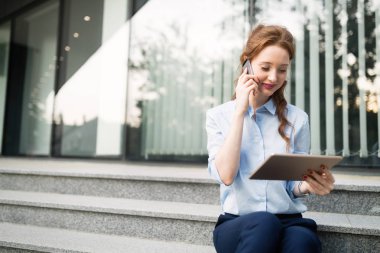 Çekici genç işkadını dijital tablet ofis dışında kullanma