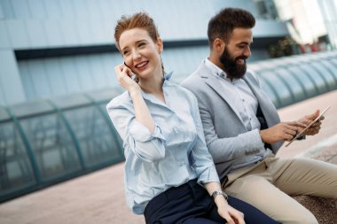 İş arkadaşları işten molada dışarı konuşuyor