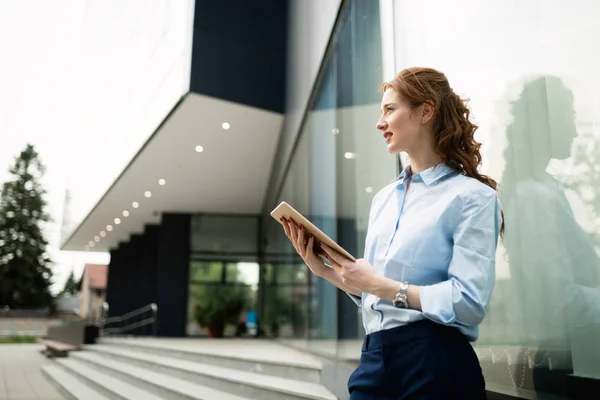 Retrato Una Exitosa Mujer Negocios Sonriendo Hermosa Joven Ejecutiva Entorno — Foto de Stock