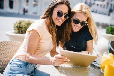 Tatil, turizm ve internet - cafe dışında tablet pc bakarak güzel genç kızlar