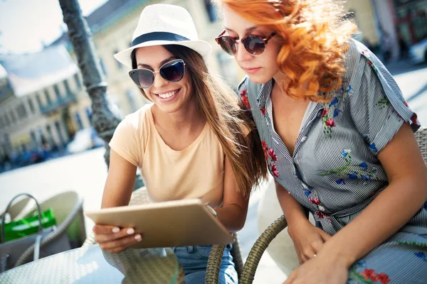 Tatil Turizm Internet Cafe Dışında Tablet Bakarak Güzel Genç Kızlar — Stok fotoğraf