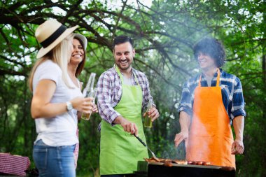 Arkadaşlar barbekü partisinin tadını çıkarıyorlar.