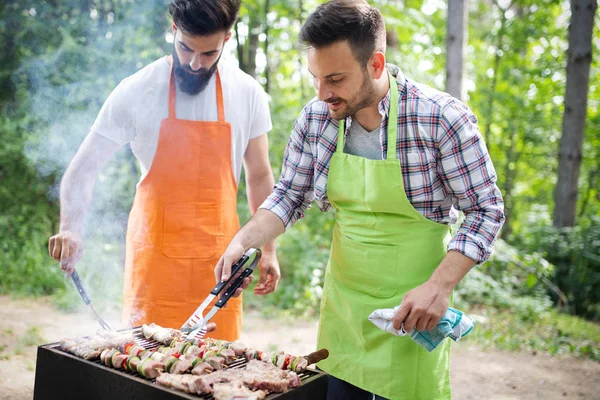 Sekelompok Teman Berkemah Dan Memiliki Barbekyu Alam — Stok Foto