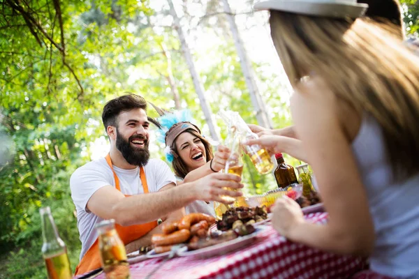 Grupo Amigos Felizes Comendo Bebendo Cervejas Jantar Churrasco Livre — Fotografia de Stock