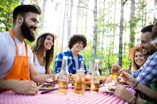 Grupo Amigos Felices Comiendo Bebiendo Cervezas Cena Barbacoa Aire Libre —  Fotos de Stock