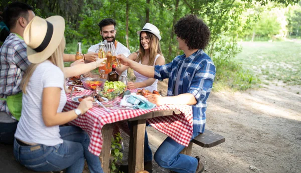Groep Gelukkige Vrienden Eten Drinken Van Bier Tijdens Barbecue Diner — Stockfoto