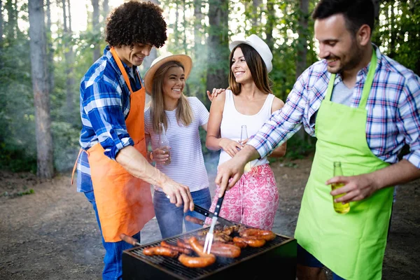 Amigos Divirtiéndose Asando Carne Disfrutando Fiesta Barbacoa — Foto de Stock