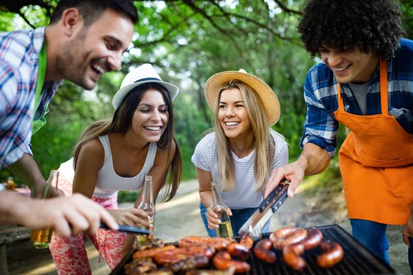 Freunde Haben Spaß Beim Grillen Von Fleisch Genießen Grillparty — Stockfoto