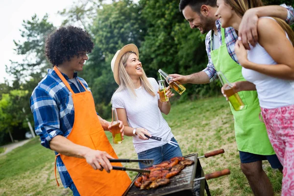 Amigos Divertindo Grelhando Carne Desfrutando Festa Bbq — Fotografia de Stock