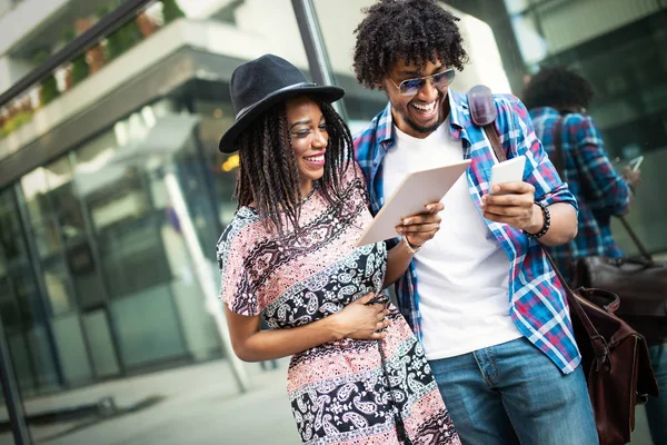 Attraktiva Unga Afrikanska Studenter Använder Digital Tablett Och Leende Medan — Stockfoto