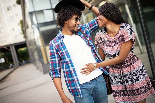 Feliz Pareja Africana Joven Abrazando Riendo Aire Libre —  Fotos de Stock