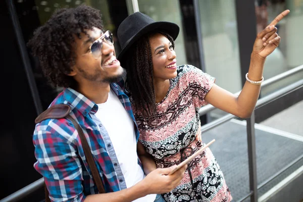 Sommartid Vackra Unga Afrikanska Par Dating Och Leende Livsstil Kärlek — Stockfoto