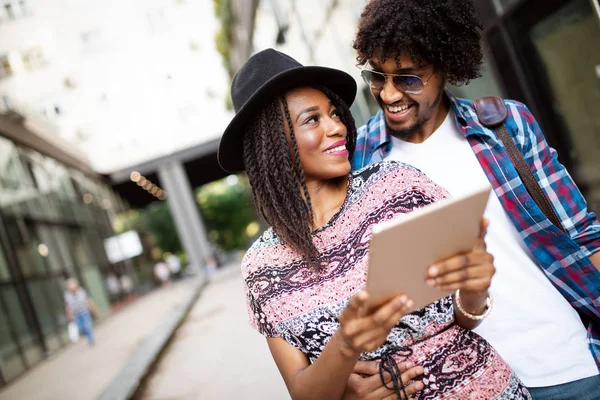 Närbild Porträtt Glada Unga Afrikanska Par Använder Digital Tablett Tillsammans — Stockfoto