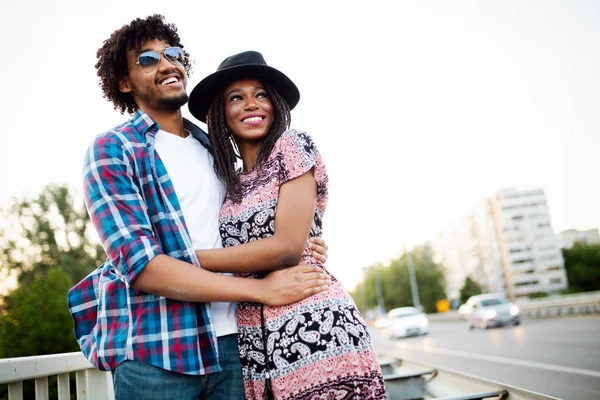 Par Afrikanska Turister Promenader Stad Gatan Trottoaren Solig Dag — Stockfoto