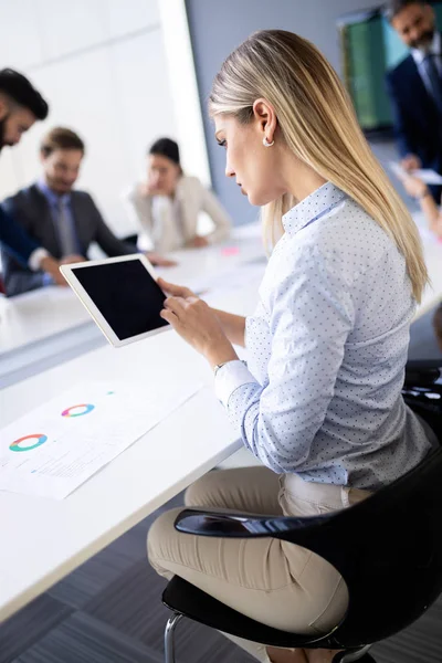 Exitoso Líder Equipo Senior Propietario Negocios Dirigiendo Reuniones Informales Negocios — Foto de Stock