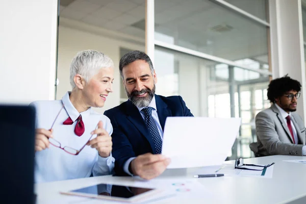 Gelukkig Volwassen Zakenman Zakenvrouw Planning Moderne Kantoor — Stockfoto