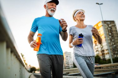 Fitness, spor, insanlar, egzersiz ve yaşam tarzı kavramı - çalışan Olgun çift
