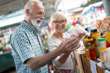 Üst düzey çift biyo gıda meyve ve sebze piyasasında haftalık alışveriş sırasında seçme