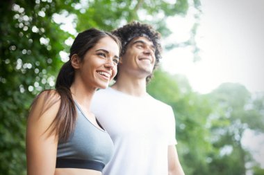 Fitness, spor, dostluk ve yaşam tarzı kavramı - doğada açık egzersiz çift gülümseyen