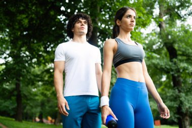 Genç insanlar sağlıklı kalmak için doğada koşuyor ve egzersiz yapıyorlar.