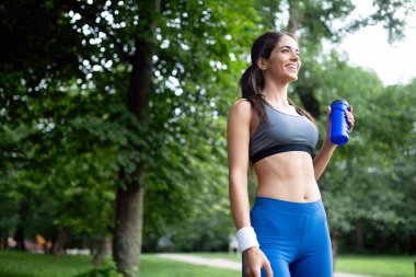 Açık koşu sonra dinlenme atletik kadın portresi