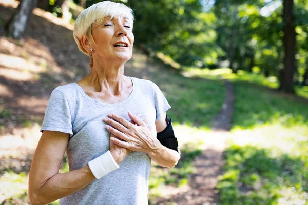 Femeia Vârstă Care Face Exerciții Aer Liber Pentru Preveni Bolile — Fotografie, imagine de stoc
