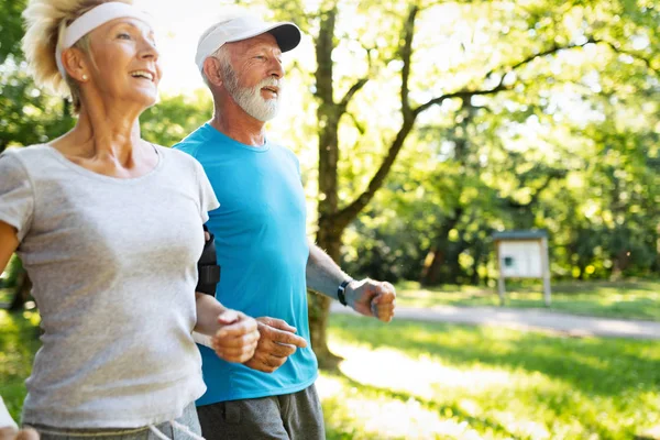 Happy Fit Couple Aîné Faisant Exercice Dans Parc Extérieur — Photo