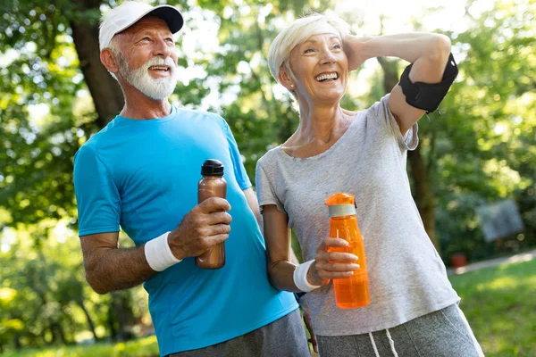 Seniorenpaar Bleibt Nach Training Freien Hydratisiert — Stockfoto