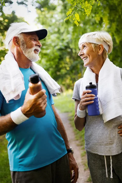 Glückliches Senioren Paar Hält Sich Mit Joggen Fit — Stockfoto